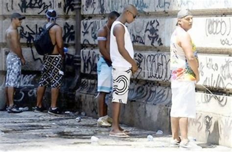 novinha mijando na rua|Novinha mijando na rua Bucetinha